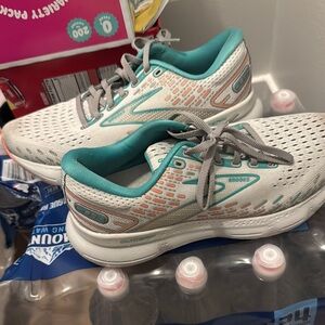 Brooks White and Green Athletic Shoes for Running glycerin 20